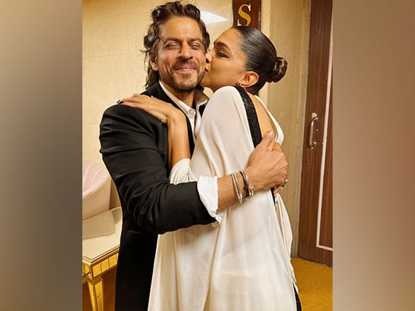 Deepika gives a peck on SRK's cheek, Ranveer Singh's reaction will make you say 