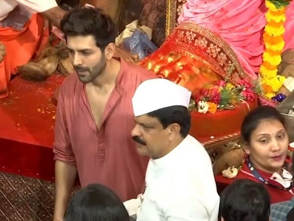 Kartik Aaryan visits Lalbaugcha Raja, offers prayers on Ganesh ...