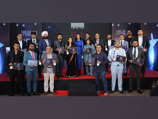 Koena Mitra confers the winners of the 4th Edition of the High Flyers 50 Global Icon Awards