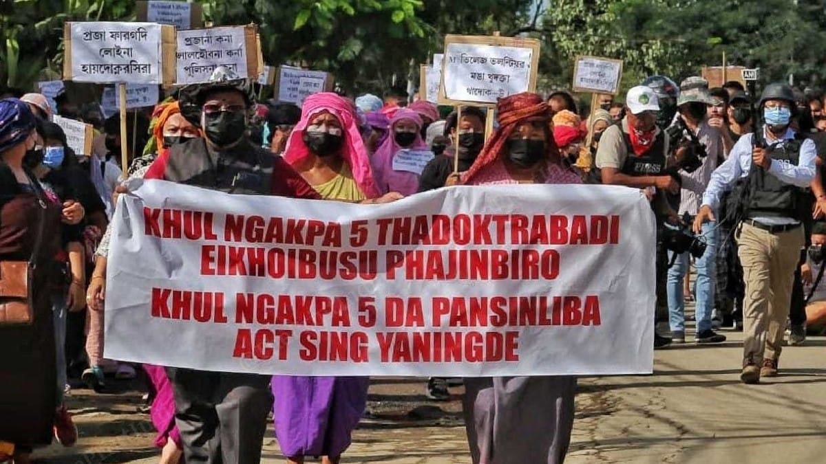 Protesters outside Porampat police station | Praveen Jain | ThePrint