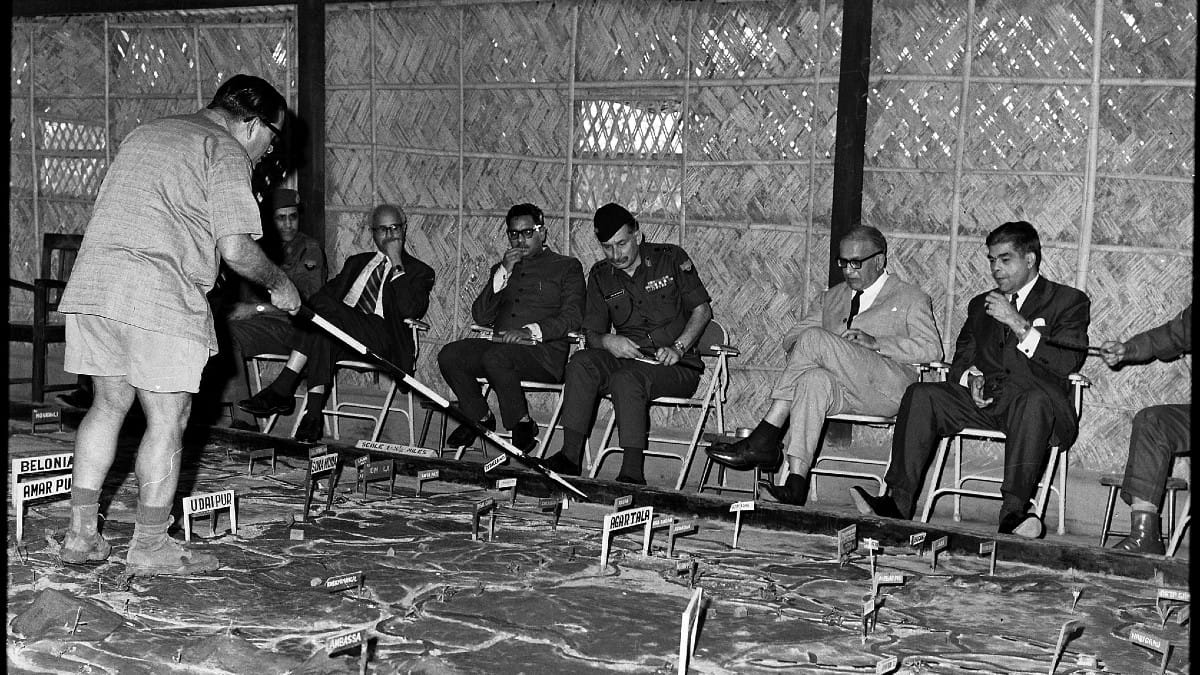 Brig B.C. Pande briefs then Army Chief Gen. Sam Manekshaw during 1971 War | Commons