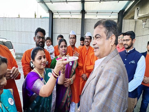 Union Minister Nitin Gadkari welcomed in traditional 'Maharashtrian way' in Prague 