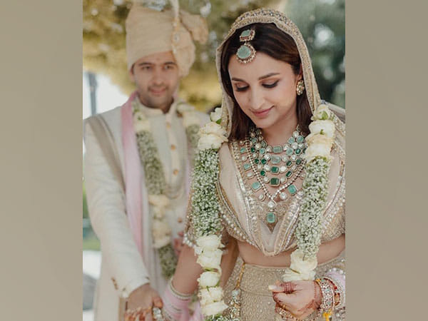 Parineeti Chopra receives grand welcome at Raghav Chadha's house