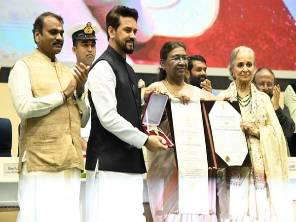 Waheeda Rehman gets emotional as she receives Dadasaheb Phalke award