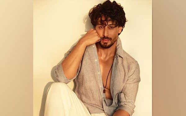 Tiger Shroff sings 'Apna Bana Le', dedicates it to all his fans