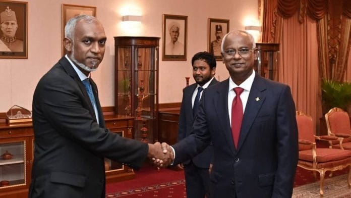 Maldivian president-elect Mohamed Muizzu (left) with outgoing president Ibrahim Solih | Photo: X/@Muizzu2023