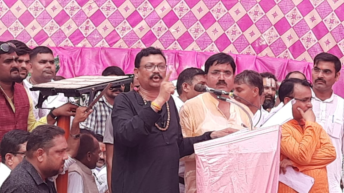 Shiv Sena leader Pawan Pandey addressing crowd at a condolence meeting for Tiwari | By special arrangement 