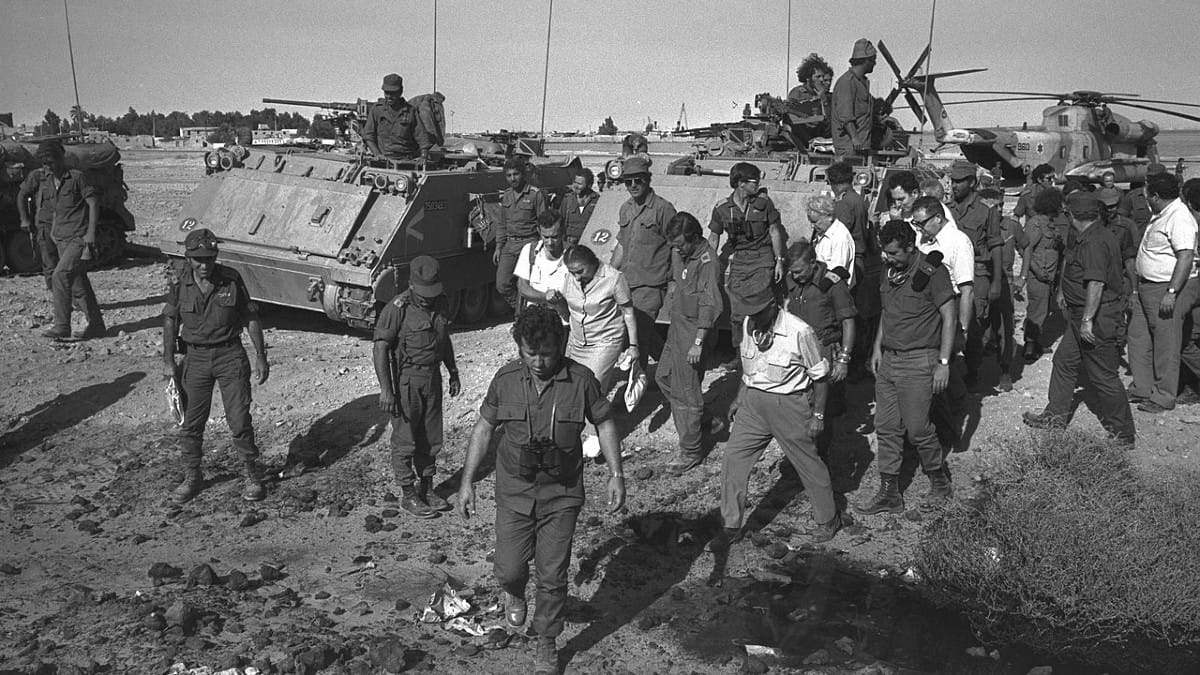 Israeli Prime Minister Golda Meir visiting southern front in Sinai after Yom Kippur war on 29 October 1973 | Commons