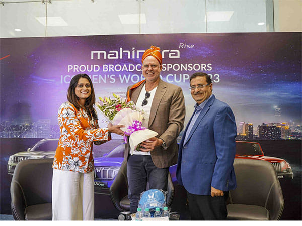 Matthew Hayden for the first time in Thane at Mahindra Modi Showroom