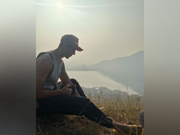 Kartik Aaryan relaxes at hillside amid 'Chandu Champion' shoot