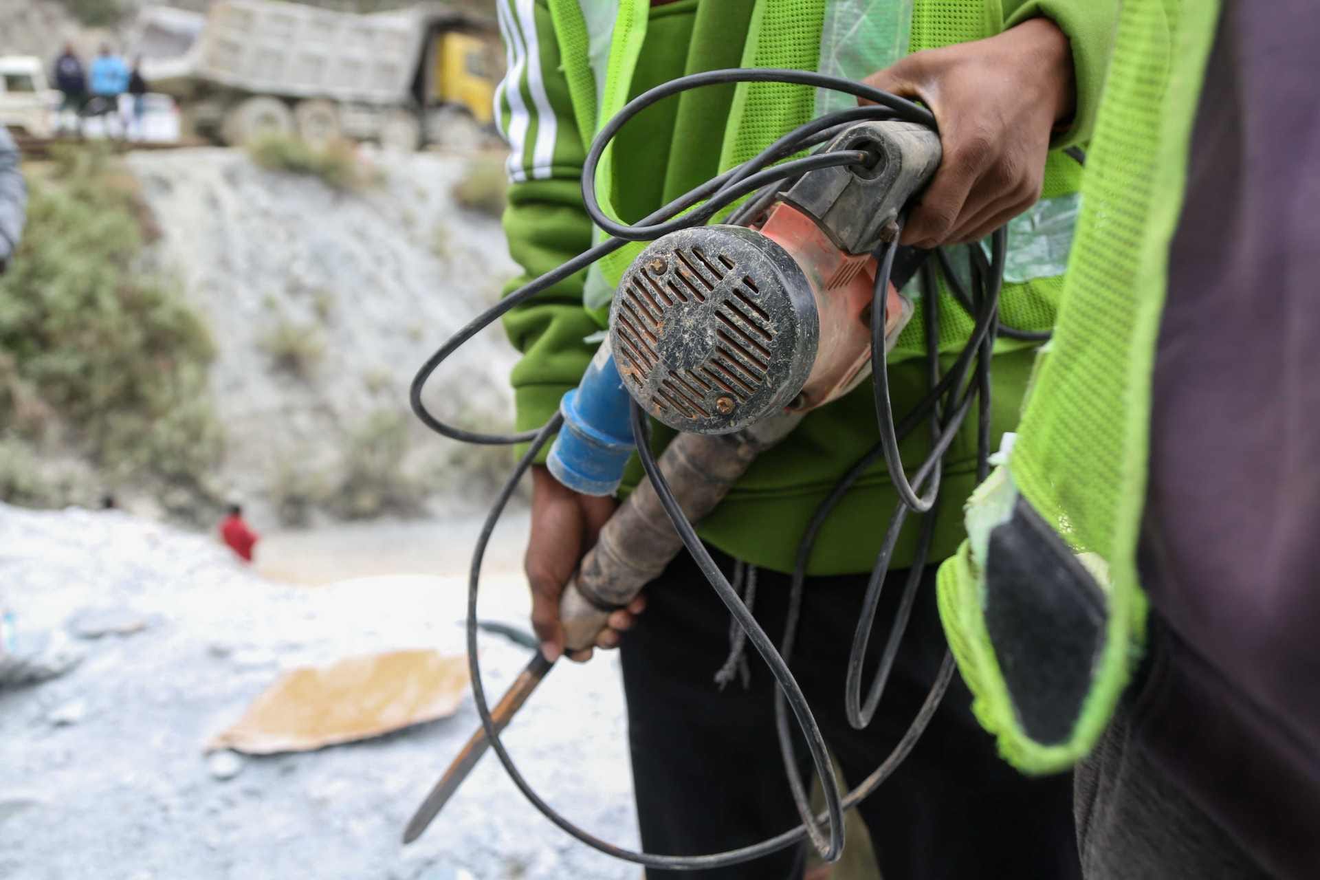 Workers arrive for horizontal manual digging | Suraj Singh Bisht | ThePrint