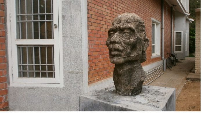 Bust next to the Cholamandal Centre for Contemporary Art, Photographer: Destination8infinity, ECR, Chennai, 2012 | Image courtesy of Wikimedia Commons