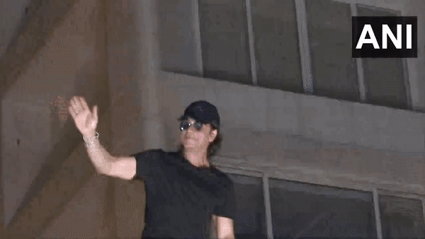 On 58th birthday, SRK makes special midnight appearance, greets sea of fans with signature pose