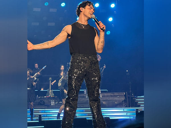 Joe Jonas gets emotional as his daughters watch him perform  