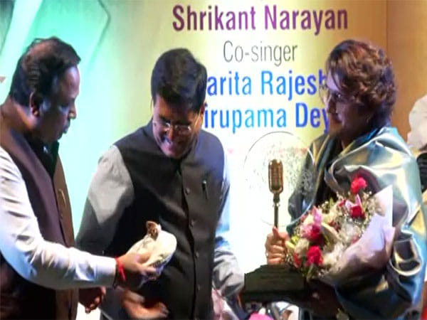  Sonu Nigam bestowed with Mohammed Rafi Award 