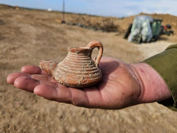 Israeli Reserve soldiers stumble upon 1,500 year-old lamp