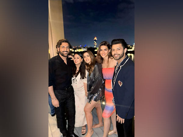 Kriti, Nupur Sanon, MS Dhoni party together ahead of New Year 
