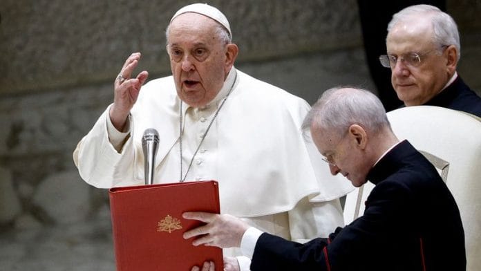 Pope Francis leads an audience to deliver a Christmas message to Vatican workers in Paul VI Hall at the Vatican, December 21, 2023. REUTERS/Guglielmo Mangiapane