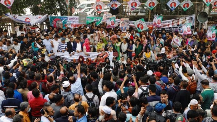 Members of the Bangladesh Nationalist Party (BNP) join in a human-chain protest to mark the International Human Rights Day, demanding the release of BNP activists who were arrested, ahead of the twelfth national election, in front of the National Press Club in Dhaka, Bangladesh, December 10, 2023. REUTERS/Mohammad Ponir Hossain/File Photo