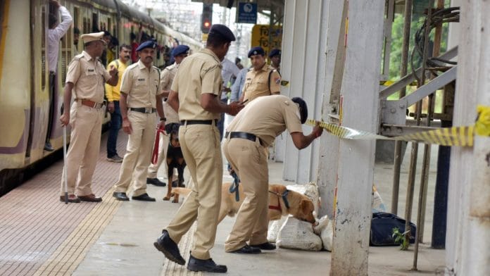 Mumbai Police with Railway Police personnel check a suspicious bag at Chinchpokli railway station | Representational image