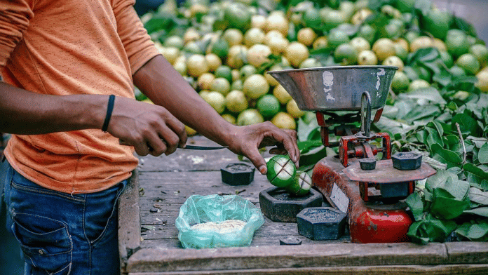 Representative image of a fruit seller in Delhi | Commons