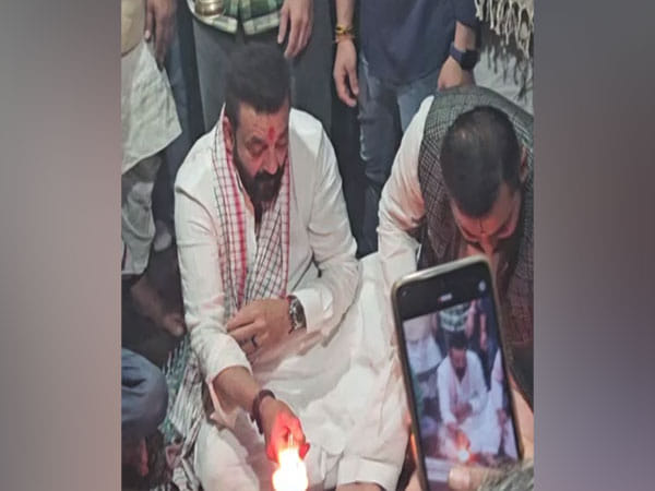 Sanjay Dutt performs 'pind daan' in Gaya