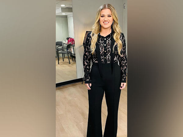 Kelly Clarkson performs Miley Cyrus' song 'Used to Be Young' on her show