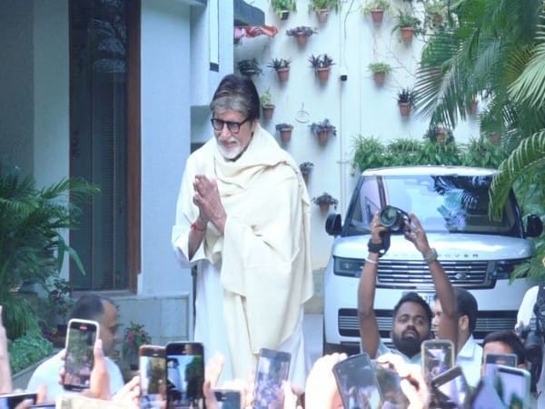 Sunday Darshan: Amitabh Bachchan greets fans outside his house Jalsa