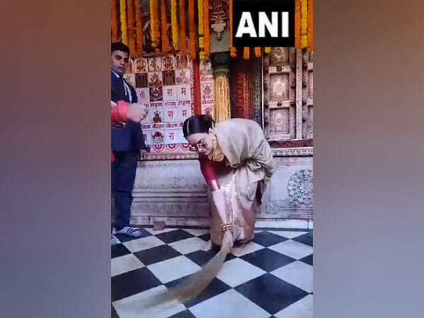 'Pran Pratishtha': Kangana Ranaut sweeps floor at Ayodhya's Hanuman Garhi Temple