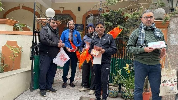 RSS workers doing Ayodhya outreach