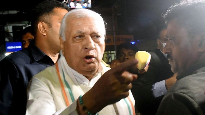 Kerala Governor Arif Mohammed Khan confronts the Students' Federation of India (SFI) supporters waving black flags at him, at Palayam, in Thiruvananthapuram | ANI