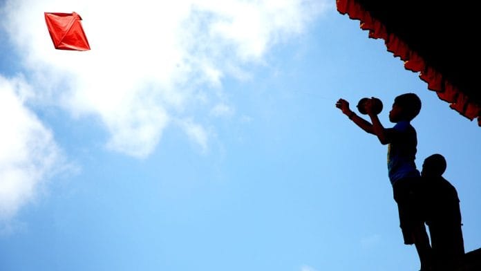 Young boys flying kite | Pixabay