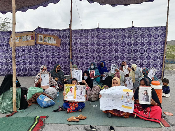 Pakistan: Families of Baloch victims of enforced disappearance hold sit-in for third day in Turbat
