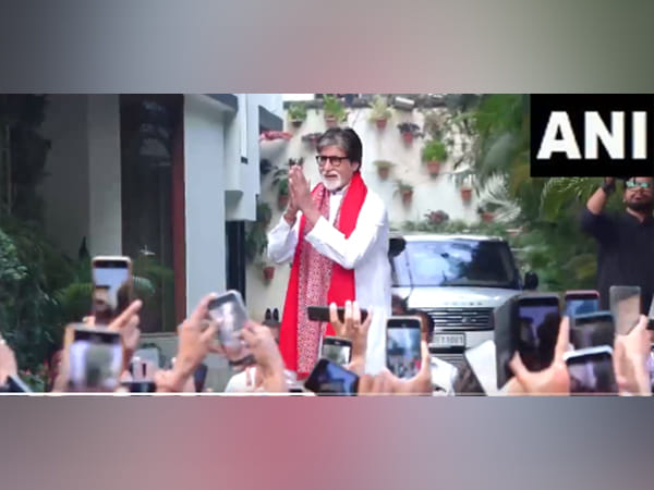 Sunday Darshan: Amitabh Bachchan dons traditional look as he meets fans outside Jalsa