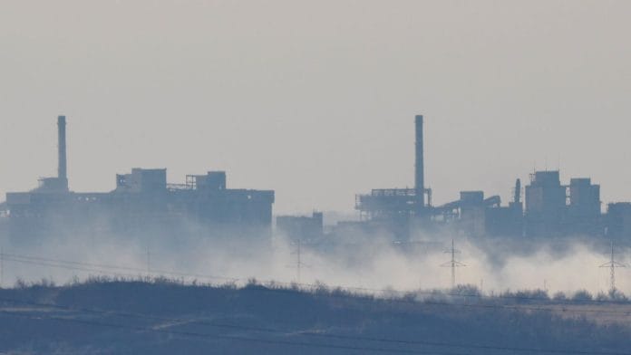 Smoke rises near the Avdiivka Coke and Chemical Plant in the town of Avdiivka in the course of Russia-Ukraine conflict, February 15, 2024 | Photo: Reuters/Alexander Ermochenko