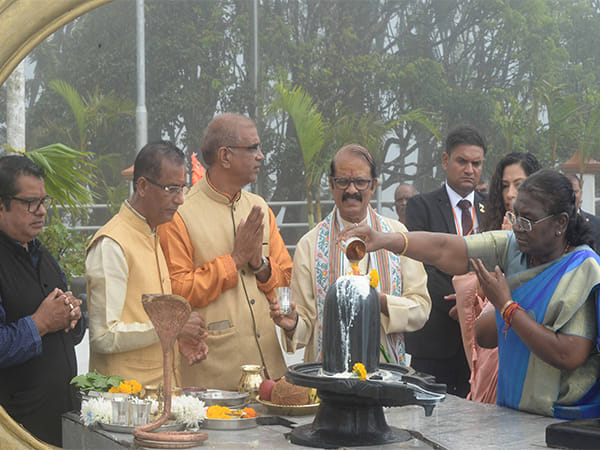 President Murmu performs 'Jalabhishek' at Mangalmurti Mahadev in Mauritius
