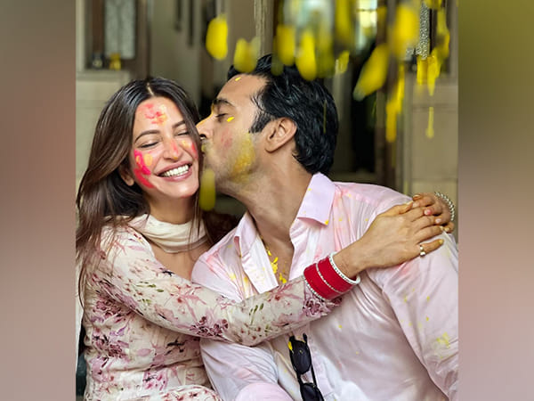 Pulkit Samrat gives wife Kriti Kharbanda a cute peck as they celebrate their first Holi post wedding