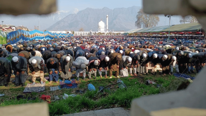 File photo of devotees paid obeisance at Hazratbal shrine | Pic courtesy: X/@SrinagarPolice