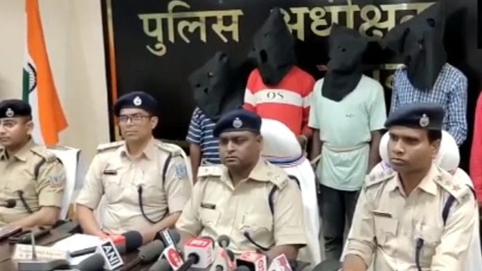 Jharkhand police with the accused | ANI