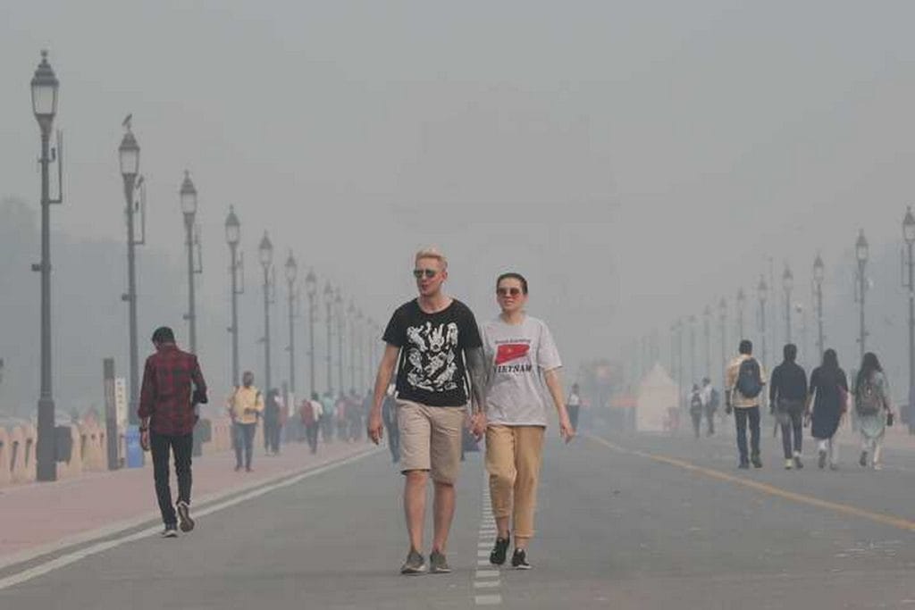 Foreigners stroll in Delhi, surrounded by the haze of pollution | File photo | Photo: Suraj Singh Bisht | ThePrint