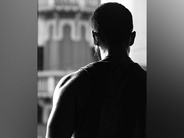 Shahid Kapoor flaunts his rugged body from Deva's set; fans react