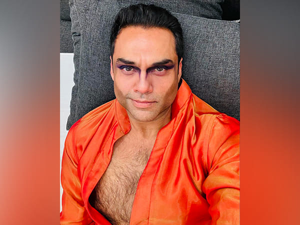 Abhay Deol gets face painted for his upcoming 'Bun Tikki', says 