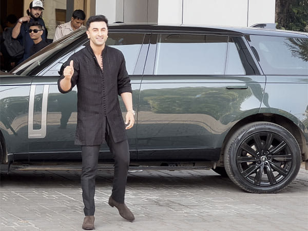 Ranbir Kapoor looks 'sona munda' in black kurta, greets paps with beaming smile at airport 