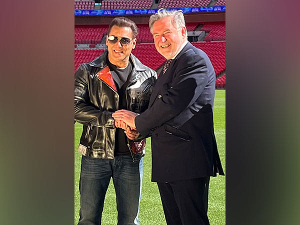  Salman Khan poses with UK MP Barry Gardiner, latter says 