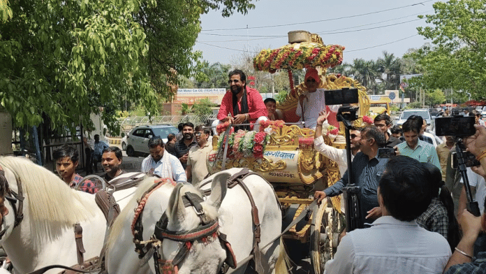 Duli Chand on his way to the court in Rohtak. His fellow petitioner Naveen Jaihind is seen with reins in his hands | By Special Arrangement
