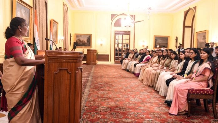 Probationers of Indian Economic Service call on President Droupadi Murmu at Rashtrapati Bhavan, in New Delhi on Tuesday, 16 April 2024 | ANI