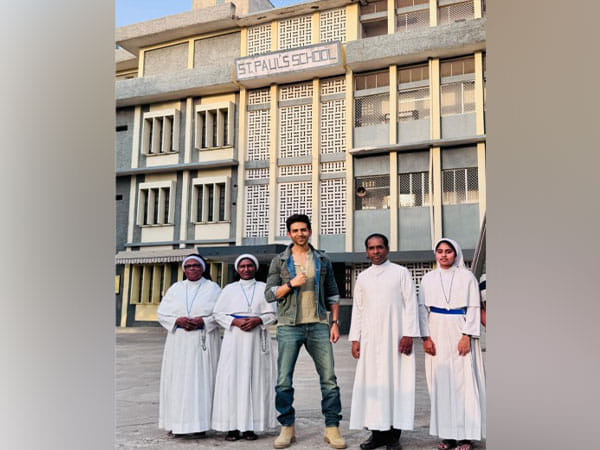 'Chandu Champion' star Kartik Aaryan visits his school in Gwalior 