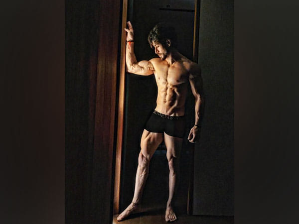 Tiger Shroff wows fans as he flaunts his toned body in latest pic
