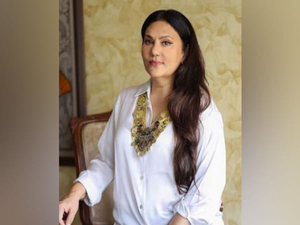 Dipika Chikhlia visits Ayodhya, seeks blessings from Lord Ram