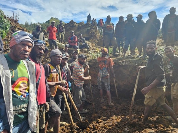 Around 2000 people feared buried in Papua New Guinea landslide ...